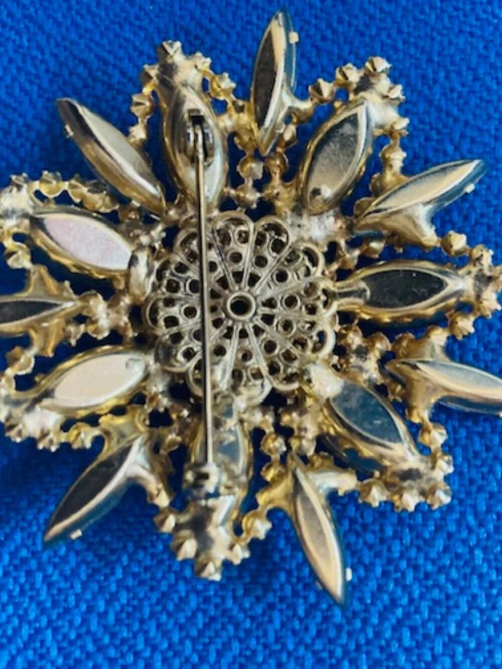 Vintage Aurora Crystal Brooch....Sparkly Gorgeous Star Burst
